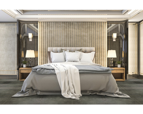 Schlafzimmer mit Doppelbett, Nachttischen und Wandleuchten