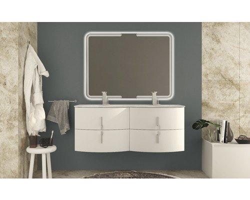 Badezimmer mit Waschtischunterschrank, beleuchtetem Spiegel und Accessoires