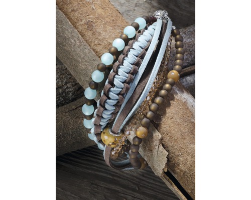Mehrreihiges Armband mit Perlen, geflochtenen und glatten Bändern auf Holz