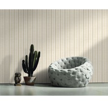Raumansicht mit gestreifter Tapete, Sessel und Dekoration