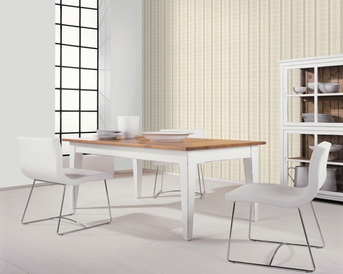 Esszimmer mit Holztisch, weißen Stühlen und Vitrine vor einer gestreiften Tapete