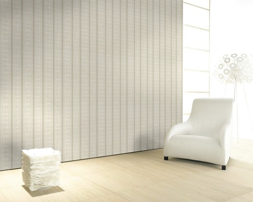 Heller Raum mit Wandpaneelen, Sessel und Lampe