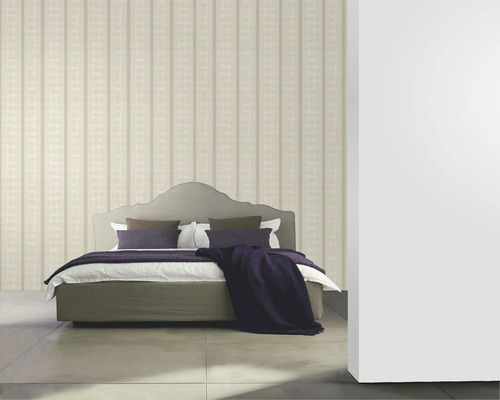 Schlafzimmer mit gestreifter Tapete und Bett