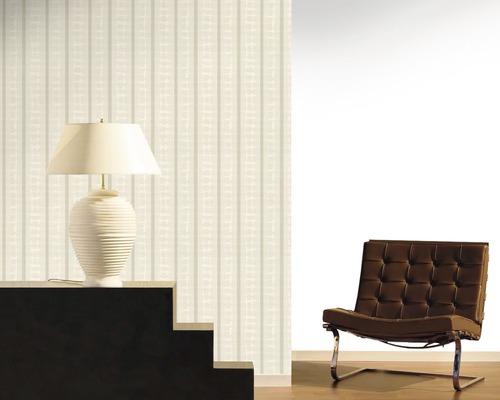 Szene mit gestreifter Tapete, Tischlampe und Sessel