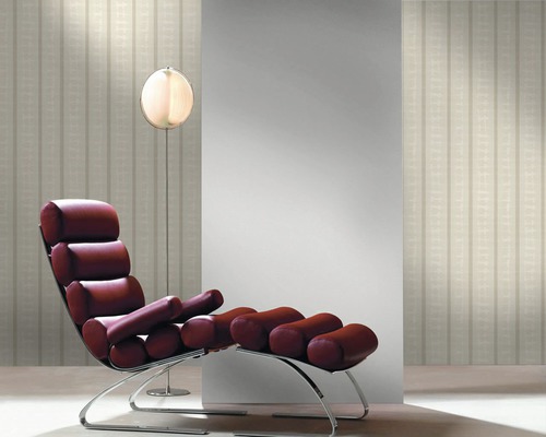 Raumansicht mit einer Liege, einer Stehlampe und einer Tapete mit Streifenmuster