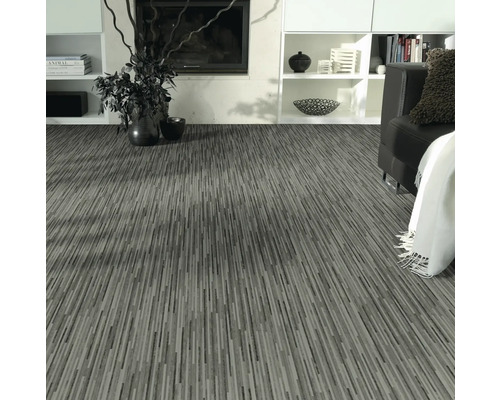 Wohnzimmer mit grauem Vinylboden in Holzoptik