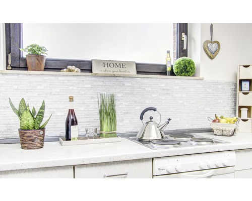 Küchenszene mit Dekorationselementen und Küchenutensilien auf einer Arbeitsplatte