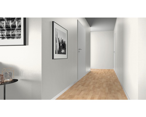 Flur mit Holzboden, Innentüren und gerahmten Bildern an der Wand