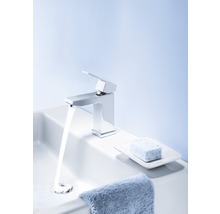 Modernes Waschbecken mit Armatur, Seife und Handtuch