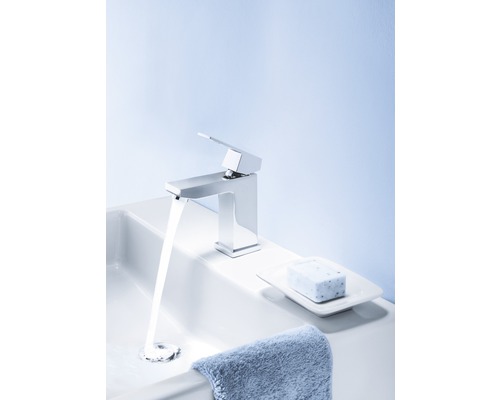 Modernes Waschbecken mit Armatur, Seife und Handtuch