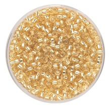 Glasbehälter gefüllt mit goldfarbenen Rocailles Perlen