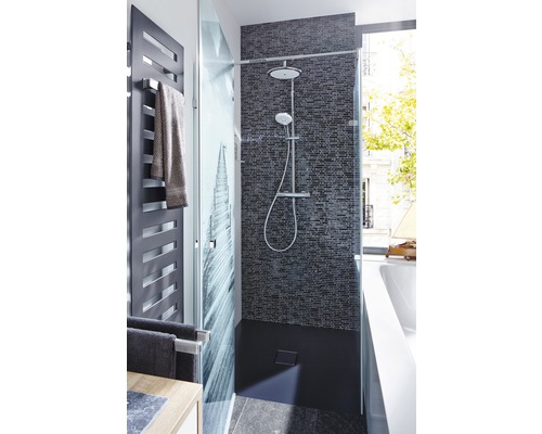 Modernes Badezimmer mit Dusche, Handtuchheizkörper und Mosaikwand