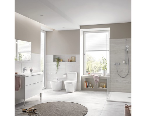 Helles Badezimmer mit Waschbeckenunterschrank, Toilette, Bidet und Dusche.