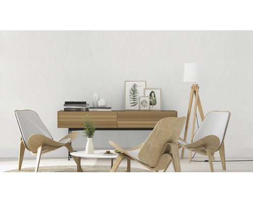 Wohnzimmer mit Holzsesseln, Sideboard und Stehlampe