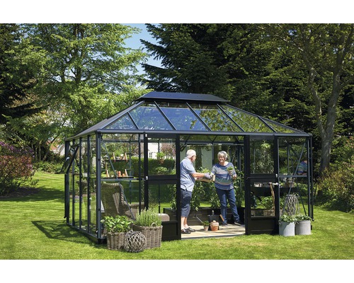 Gewächshaus mit zwei Personen im Garten