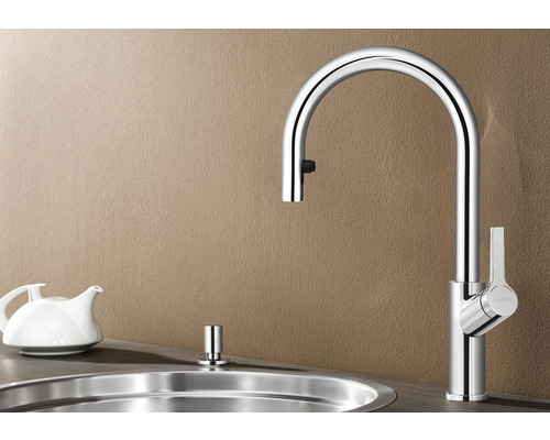 Küchenarmatur aus Metall mit hohem Auslauf und seitlichem Hebel