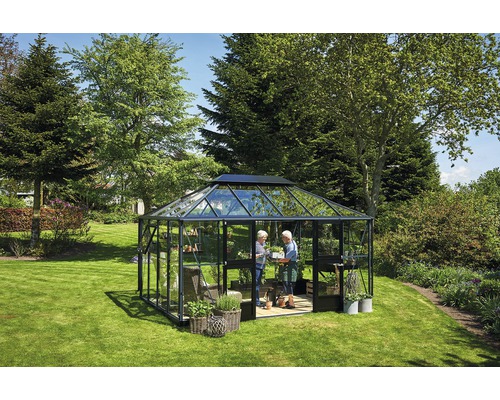 Gewächshaus im Garten mit zwei Personen