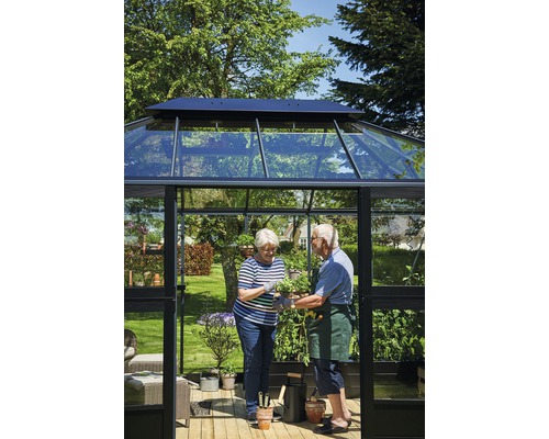 Gewächshaus mit zwei Personen bei der Gartenarbeit