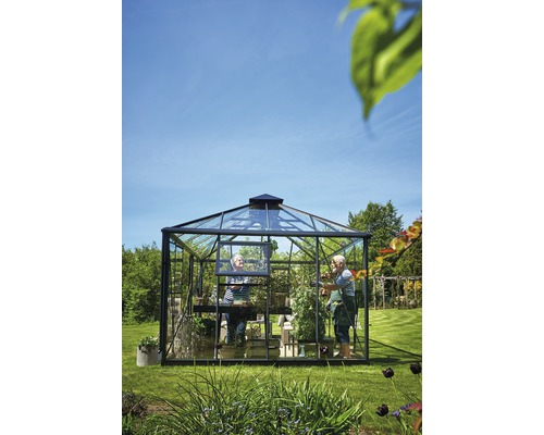 Gewächshaus mit zwei Personen, Garten und Pflanzen