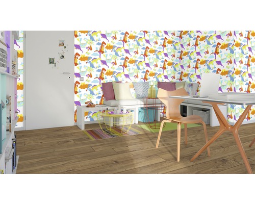 Wohnraum mit Dinosaurier Tapete, Schreibtisch und Sitzgelegenheiten