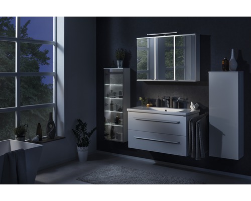 Modernes Badezimmer mit Waschtisch, Spiegelschrank, Hochschrank und Badewanne.