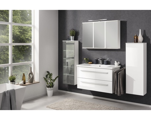 Helles Badezimmer mit Waschtisch, Spiegelschrank, Hochschrank und Fenster