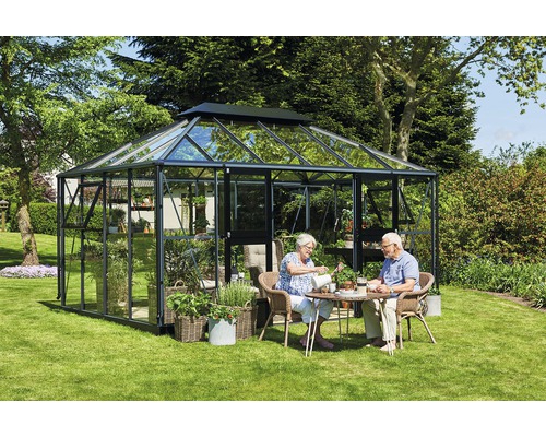 Gewächshaus mit Tisch und Stühlen im Garten