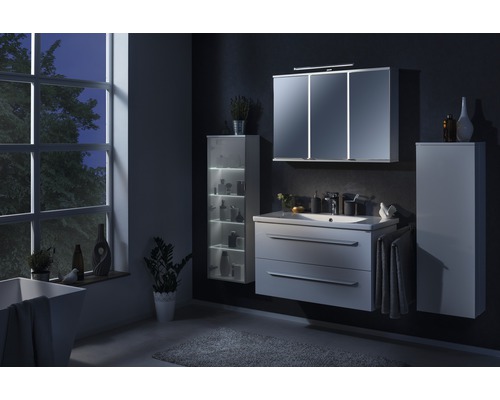 Modernes Badezimmer mit Waschtisch, Spiegelschrank und Hochschränken mit Beleuchtung