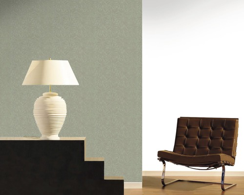 Wohnraum mit gemusterter Tapete, Lampe und Sessel