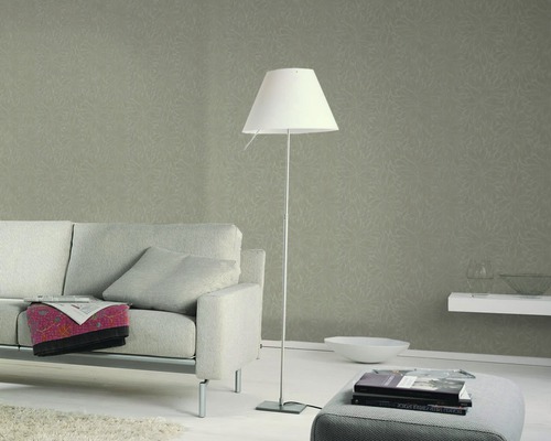 Wohnzimmer mit Sofa, Stehlampe und gemusterter Tapete für ein stilvolles Wohnambiente