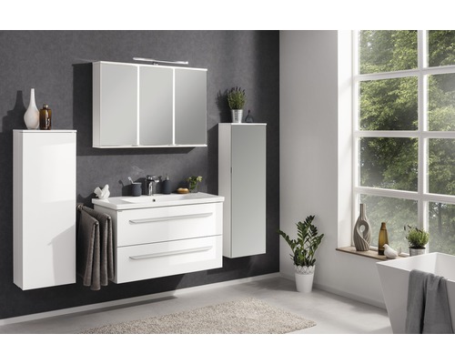 Modernes Badezimmer mit weißem Waschtisch, Spiegelschrank und Hochschrank