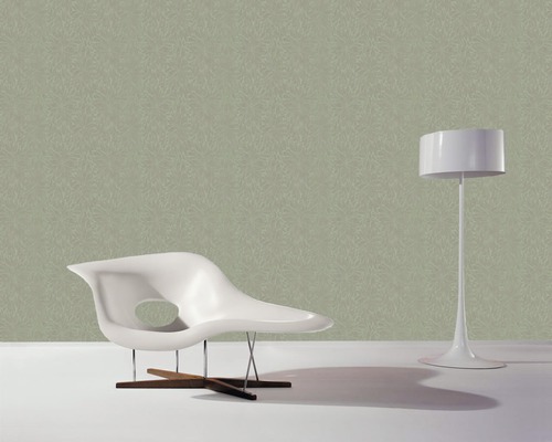 Dekoratives Zimmer mit strukturierten Tapeten, einem weißen Sessel und einer Stehlampe.