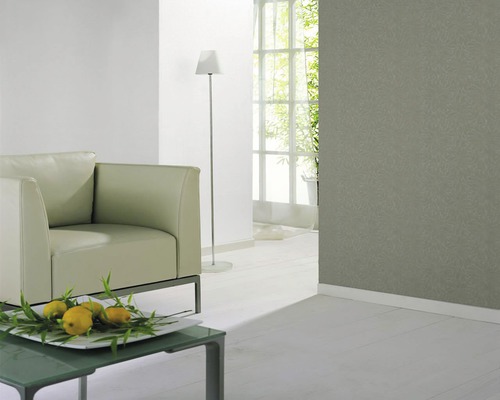 Wohnzimmer mit Sessel, Stehlampe und gemusterter Tapete für ein stilvolles Ambiente