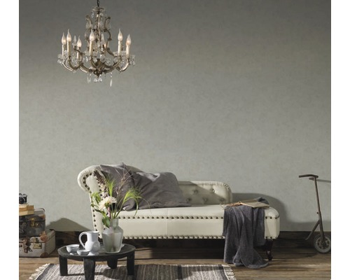 Wohnzimmer mit Sofa, Dekoration und Kronleuchter