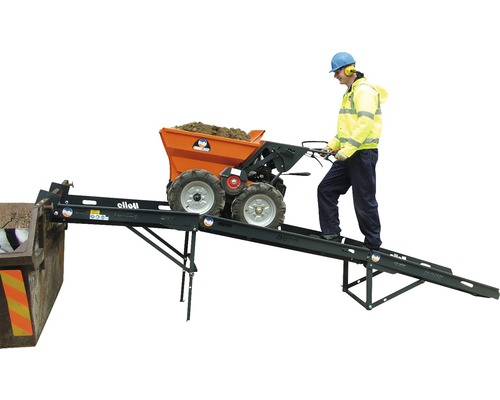 Motorisierte Schubkarre mit Rampe und Bediener beim Entladen