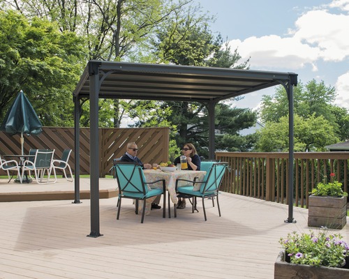 Pavillon Palram – Canopia Milano 3000 309 x 309 cm grau Terrasse mit Pavillon und Sitzgruppe im Garten