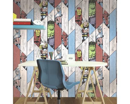 Kinderzimmer mit Tapete im Comic-Stil mit Marvel-Figuren und Holzeffekt
