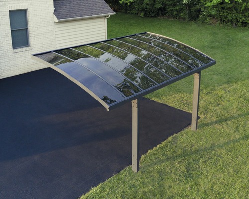 Carport mit Stahlrahmen und Polycarbonatplatten auf einer Einfahrt