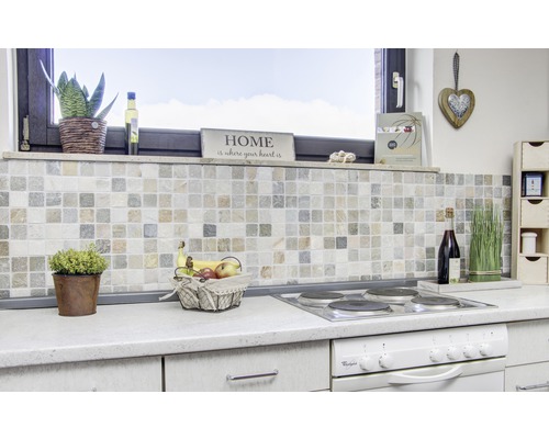 Küchenszene mit Mosaikfliesen, Obstschale, Kochfeld und Dekoration