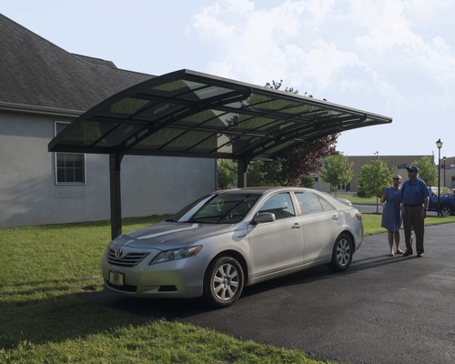 Carport mit Auto und zwei Personen im Freien