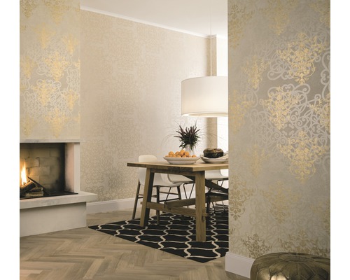 Wohnzimmer mit gemusterter Tapete, Esstisch und Kamin