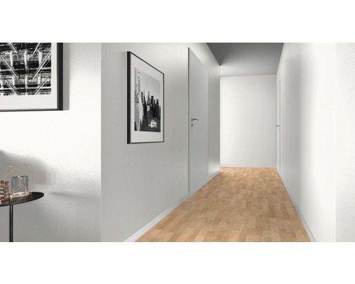 Flur mit Holzboden, Türen und gerahmten Bildern