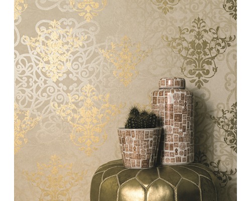 Gemusterte Tapete mit Dekoration und Kaktus auf einem Hocker