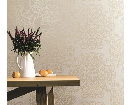 Dekoratives Zimmer mit gemusterter Tapete, Holztisch, Blumen und Obst