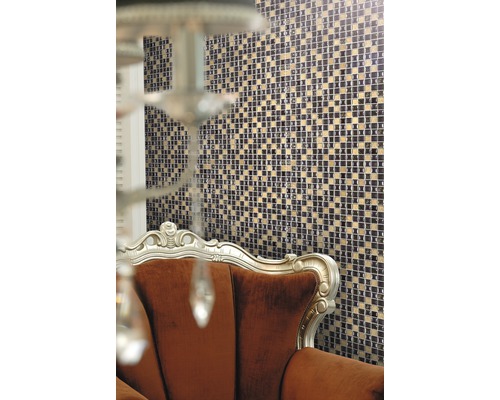 Wand mit Mosaikfliesen und Sessel