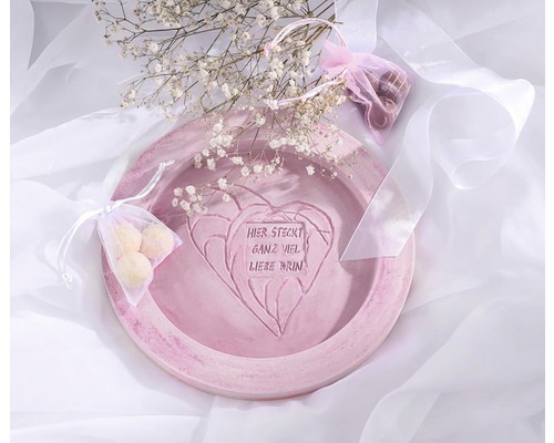 Dekoschale mit Herzmuster und Aufschrift ''Hier steckt ganz viel Liebe drin''