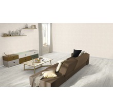 Wohnzimmer mit Sofa, Tisch und Kommode