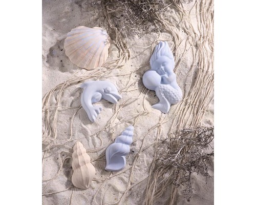 Dekorative Figuren mit Meeresmotiven auf Sand