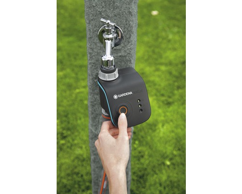 GARDENA Bewässerungssteuerung am Wasserhahn mit Hand bedient