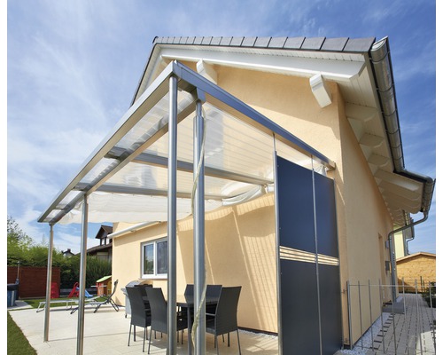 Terrassenüberdachung mit Sitzgruppe an einem Haus